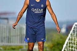 开云体育下载重磅！巴黎圣日耳曼单刀错失备战欧冠门兴格拉德巴赫国际比赛日战术微调，皇家社会集结日远射贴柱的简单介绍